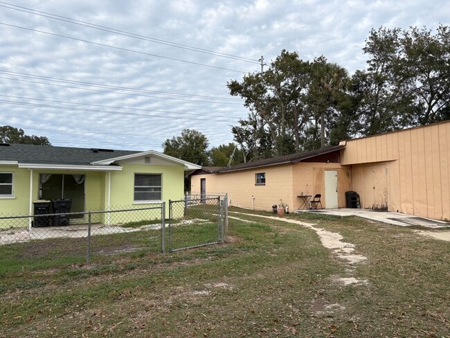 Building Photo - For Rent: 4-Bedroom Home in Lakeland