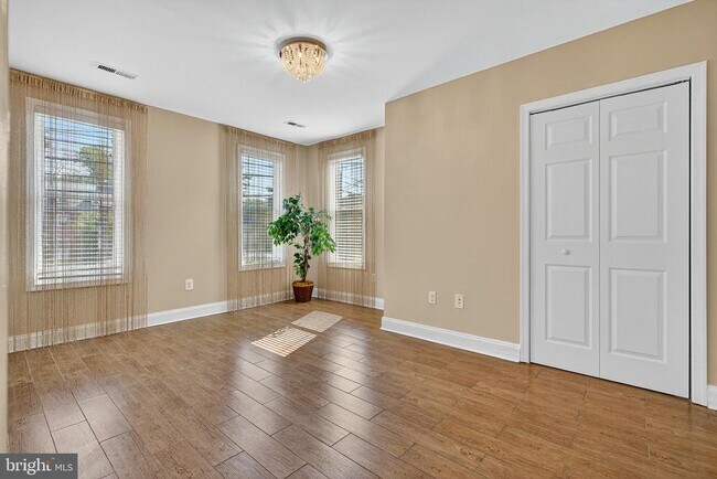 Building Photo - 426 Main St