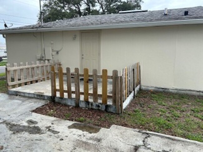 Building Photo - 3 bdrm/2 bath home available immediately!