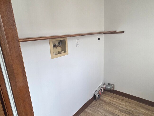 Building Photo - End Unit 2 Bedroom