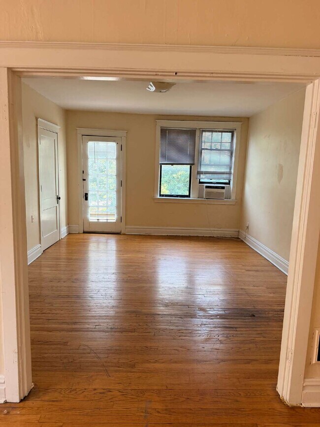 Building Photo - ** MOVE IN SPECIAL** Historic South City Living