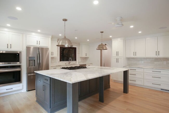 Building Photo - Available 6/15. Stunning, Fully-Rennovated...
