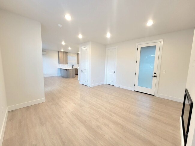 Building Photo - Modern Comfort in the Heart of SE Portland — 3 Bed, 2.5 Bath Home!