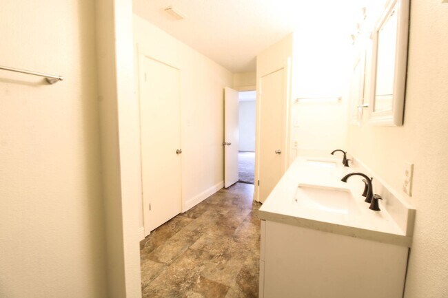 Building Photo - 8118 Chestnut Manor Dr