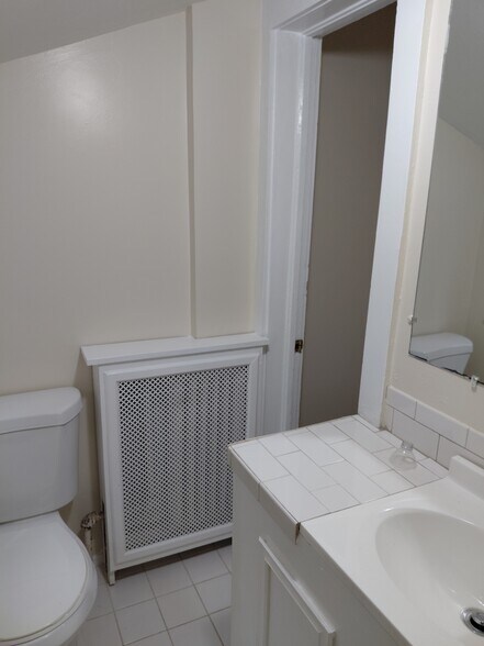 Half bathroom - 41 Saratoga Ave