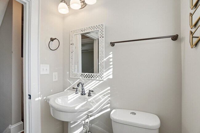 Building Photo - Historic Wesley Heights Home | Walkable to Uptown | 2 Primary Suites