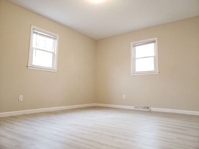 Building Photo - SPACIOUS 3 BEDROOM 2 BATH AVAILABLE NOW!!