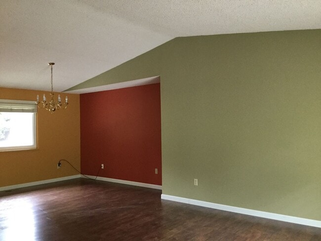 Building Photo - Very Cute and Spacious 3 BD & 2.5 Bath Home located in Kirkland-Finn Hill!