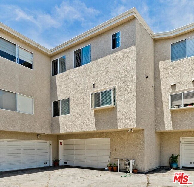 Building Photo - 18135 Burbank Blvd