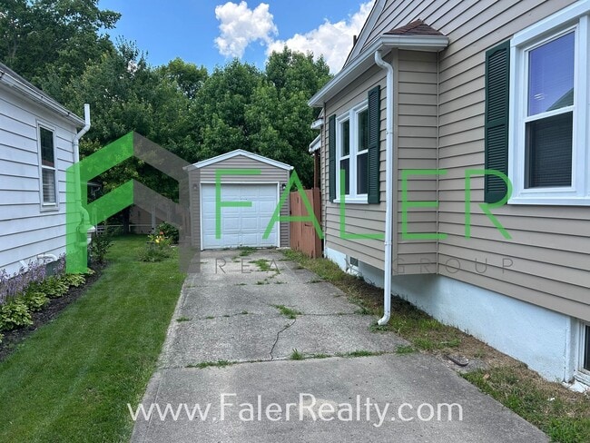 Building Photo - Charming Belmont Home!