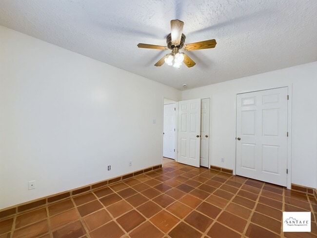 Building Photo - Single Level, single family home Available Now!