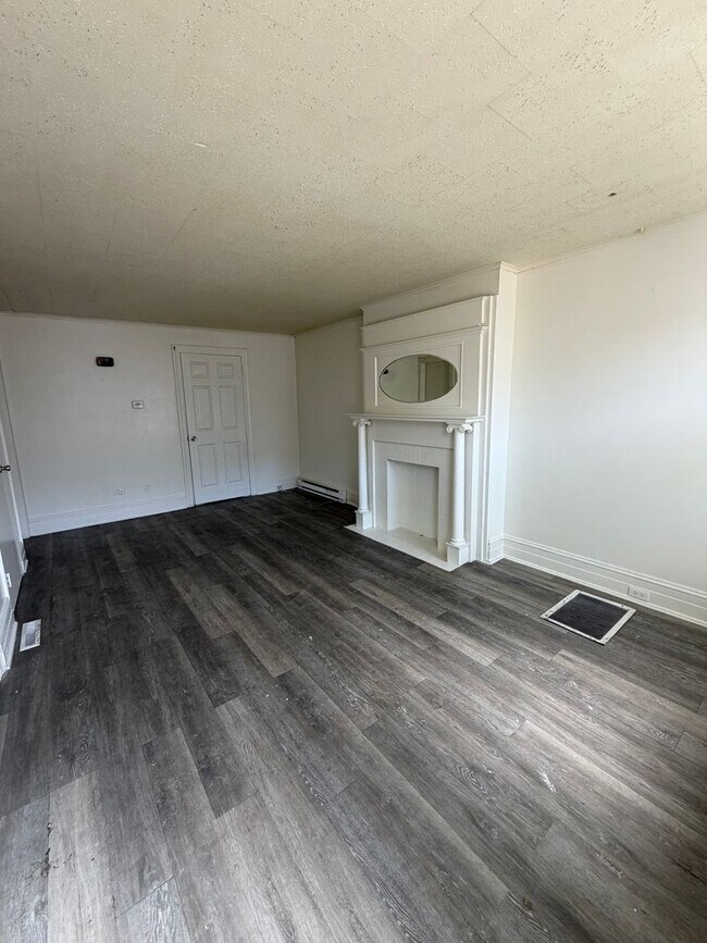 Building Photo - 717 W Market St