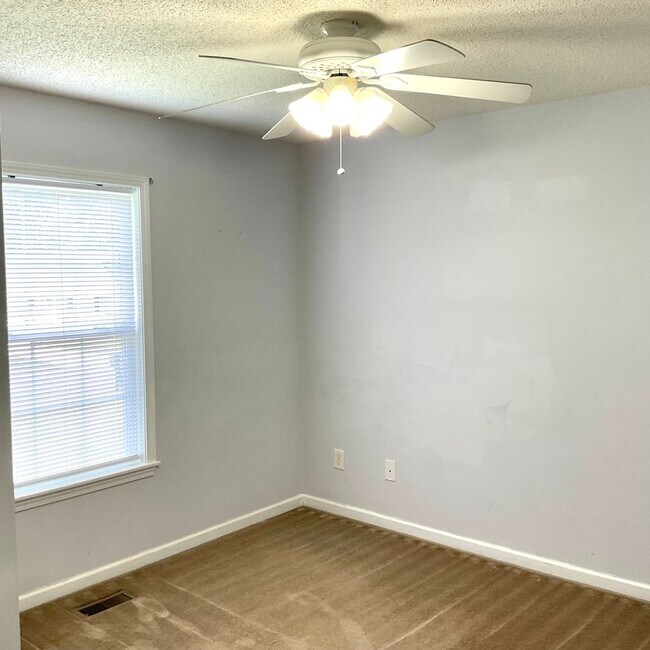 Building Photo - 3 Bedrooms, 2 Baths Home For Rent in Newton NC with 2 car garage