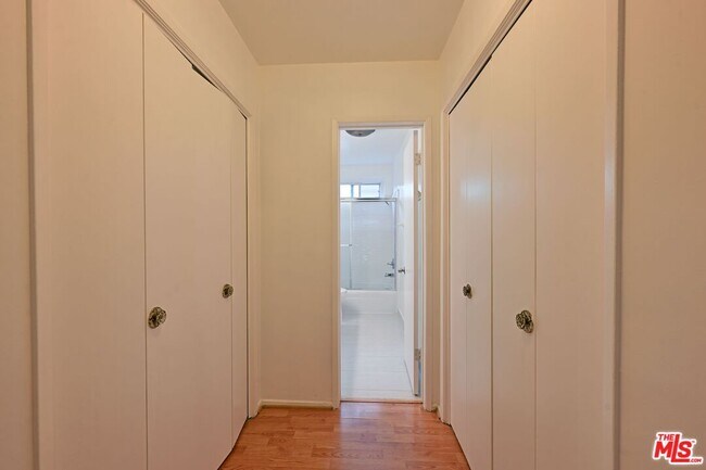 Building Photo - 1128 Rexford Dr