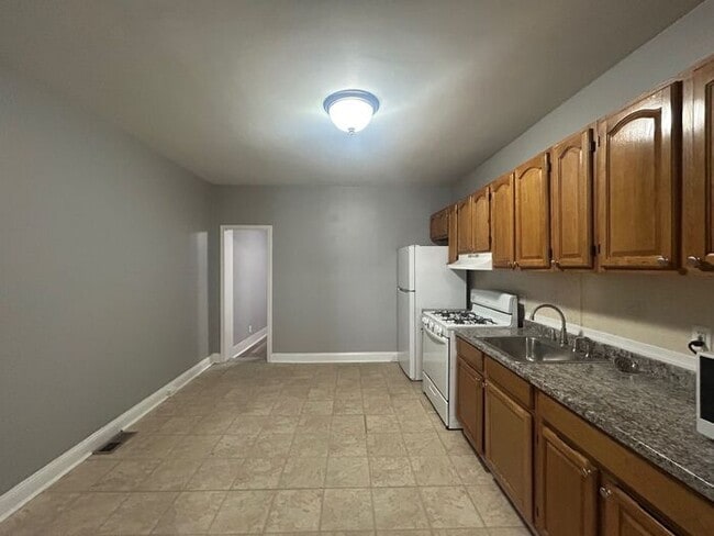 Building Photo - 2 Bedroom Plus Den