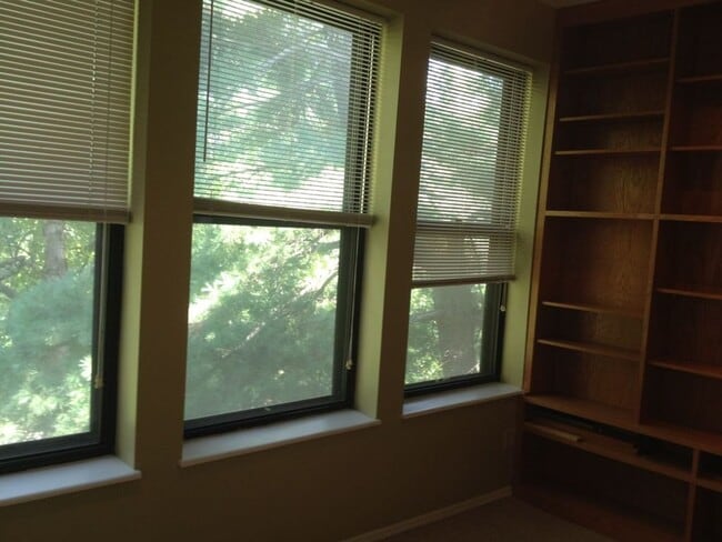 Building Photo - Lovely Apartment - 2 bedroom - 3rd floor