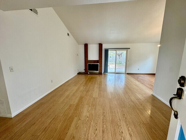 Building Photo - 2027 Fuerte Ln