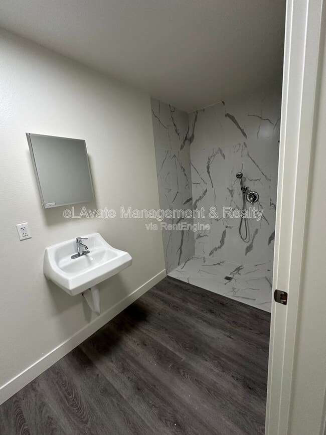 Building Photo - 226 W 87th St