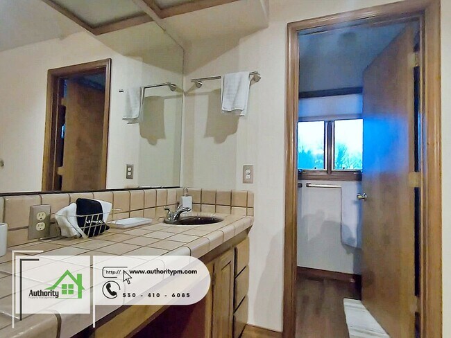 Building Photo - 10560 Old Oregon Trl