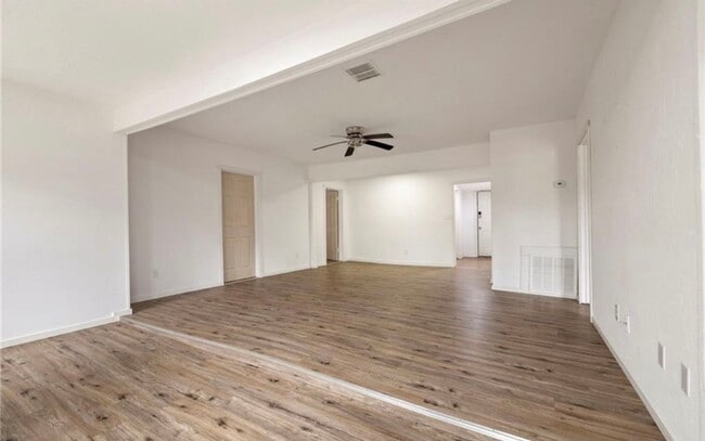 Building Photo - $1500 move-in special