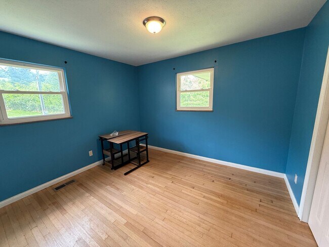 Building Photo - 3 Bedroom 2 Bath Single Family Home.