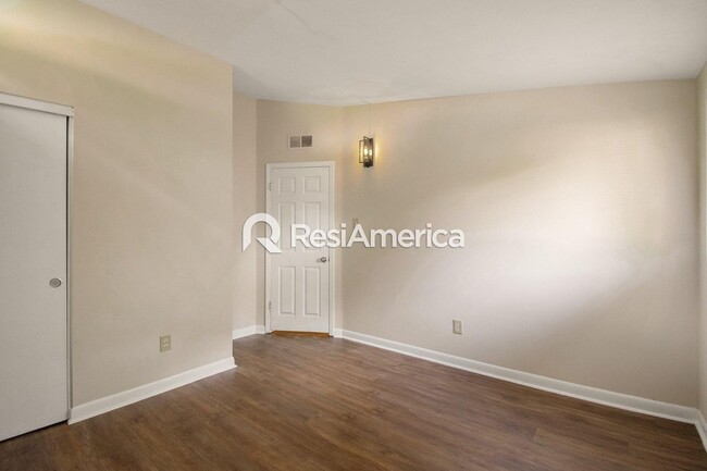 Building Photo - Thoughtfully Updated 3/1 in Westwood