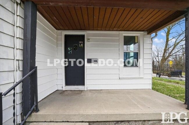 Building Photo - 3905 Peru St