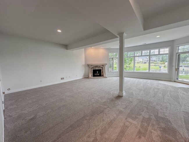 Building Photo - Lakeside Living!