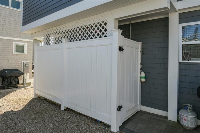 Building Photo - 20 Lane 2