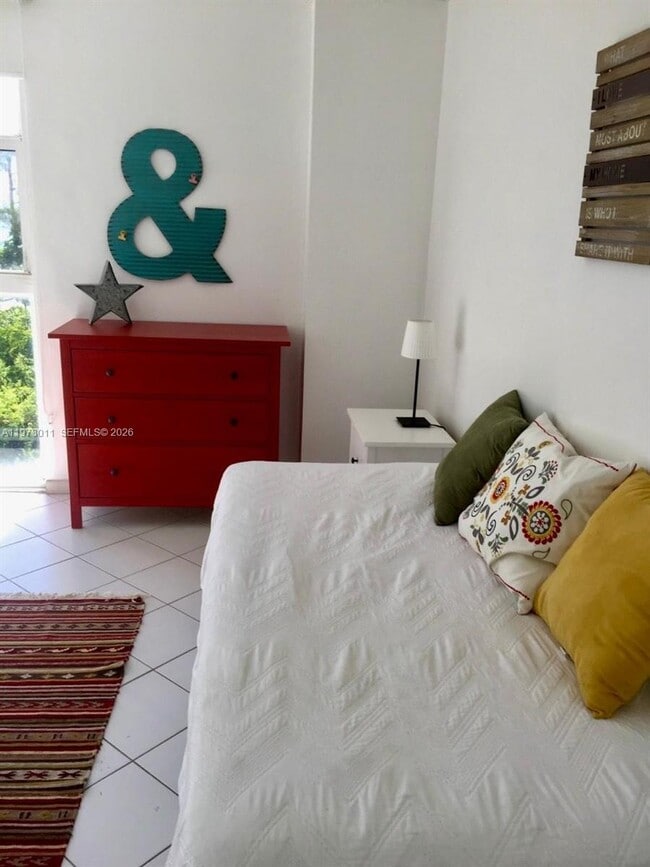 Building Photo - 100 Bayview Dr