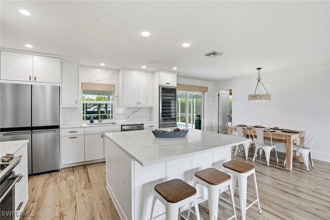 Building Photo - 6163 Plumosa Ave