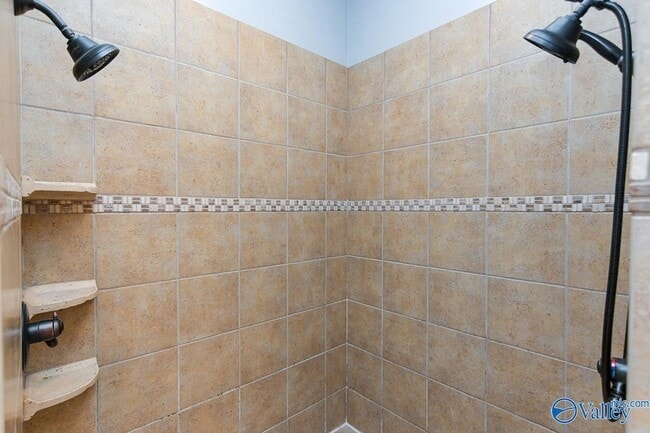 Building Photo - 305 Walden Glen Ct