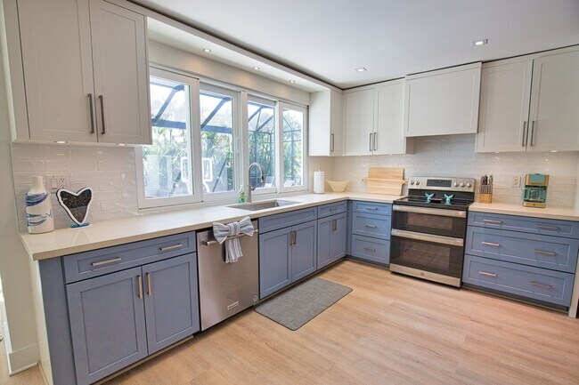 Building Photo - Seasonal Venice Island Pool Home half block from Golden Beach deeded access to the Gulf!