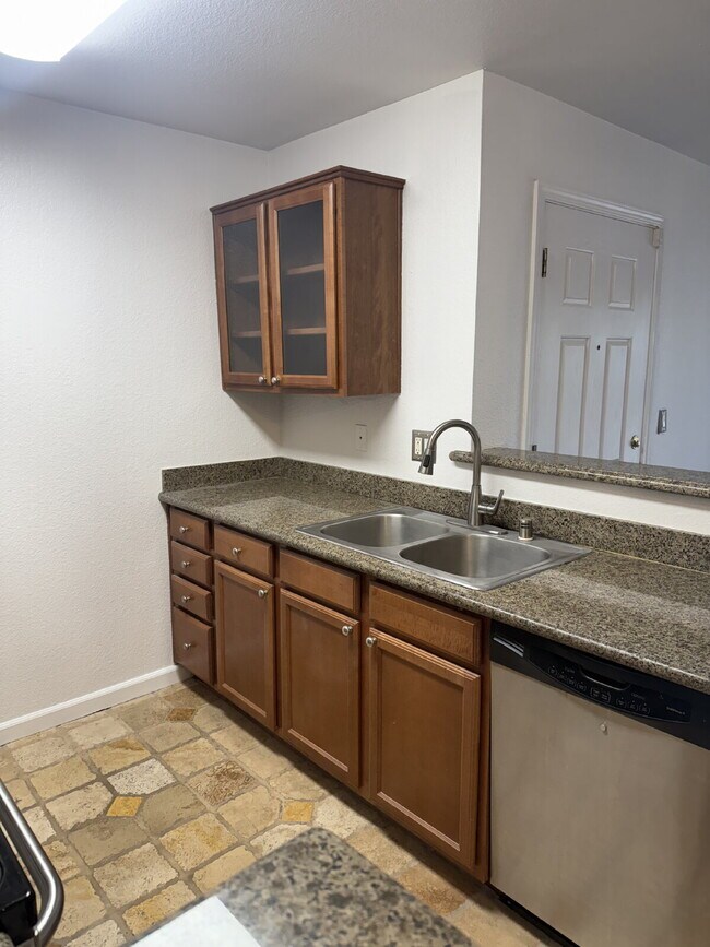 Building Photo - Beautiful 2 Bed, 1 Bathroom Lower-Level Co...