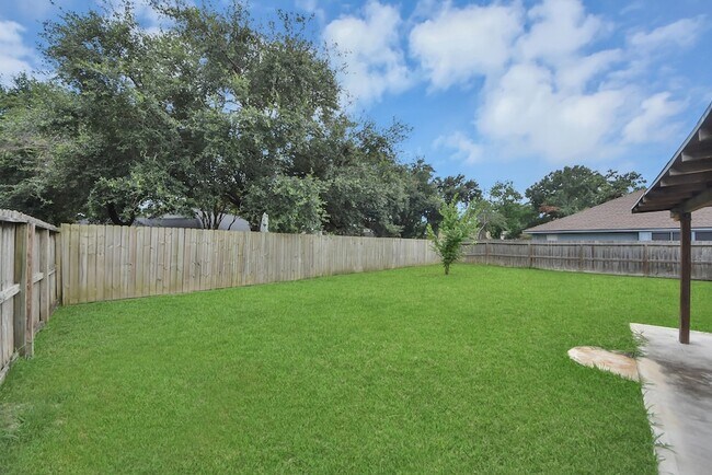 Building Photo - 15739 Oak Mountain Dr