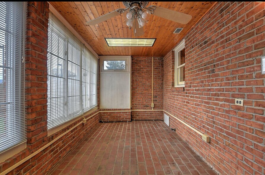 Building Photo - 2734 E Oakland Ave