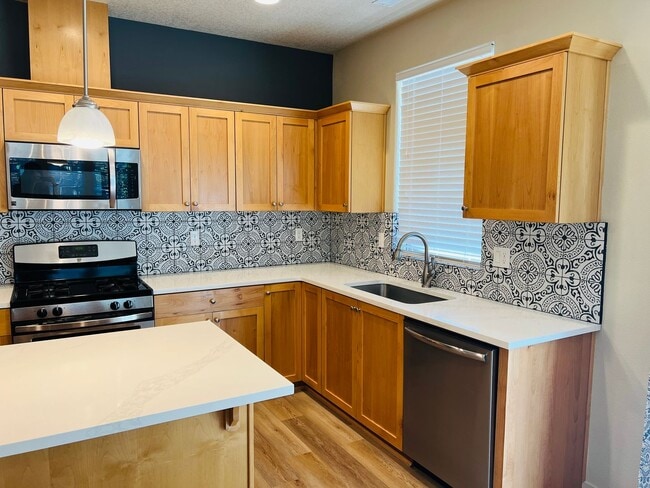 Building Photo - Charming Tudor in Edgewater on The Tualatin