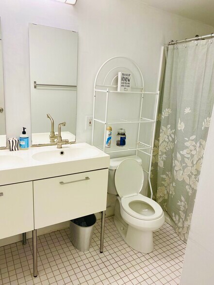 Full bathroom - 2311 Maryland Ave