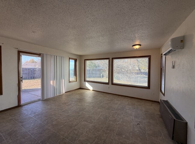 Building Photo - Available NOW! *** SPECIAL $200 OFF 1ST MONTH’S RENT***Fabulous Home on Huge Corner Lot with Circ...