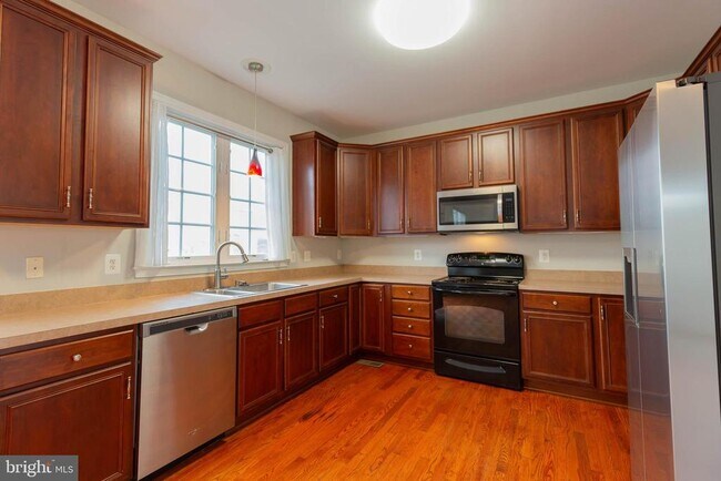 Building Photo - 305 Lewisburg Ln