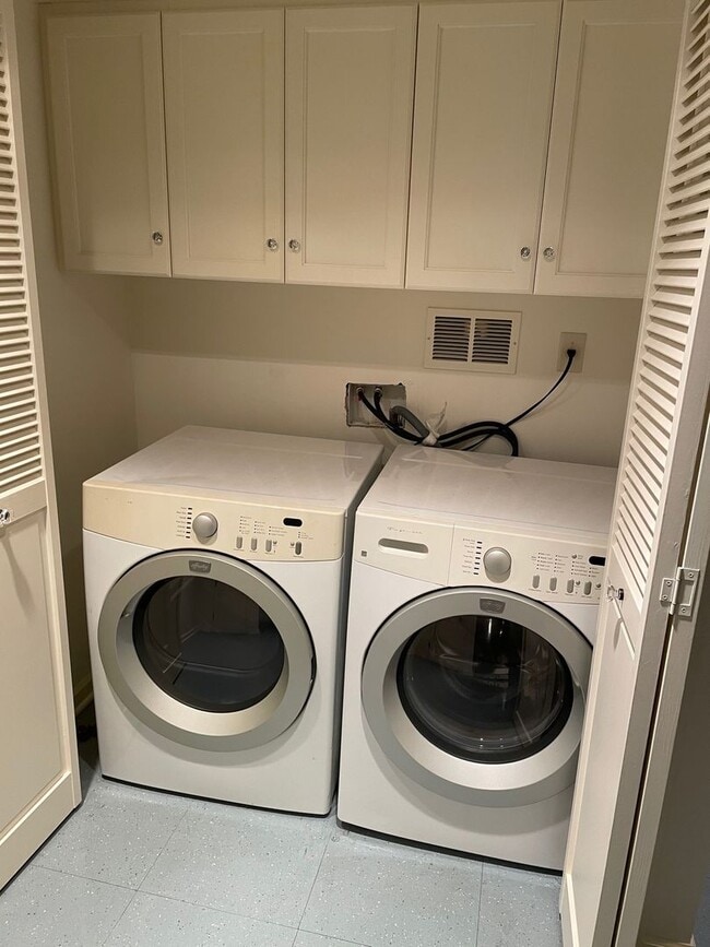 Building Photo - 5012 N Yale St