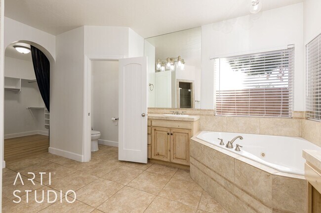 Building Photo - 4 Bedroom. 2/5 Bathroom Home in Meadow Val...