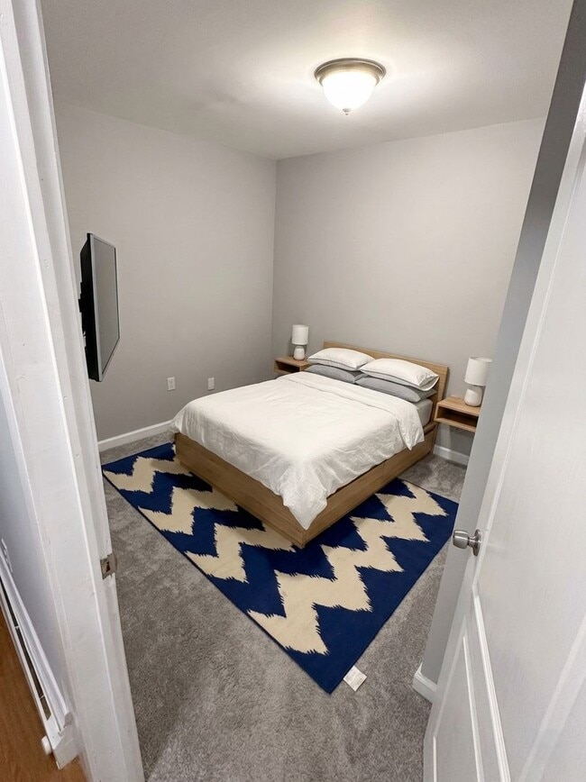 Building Photo - Three Bedroom One Bathroom Ready For ASAP Move In