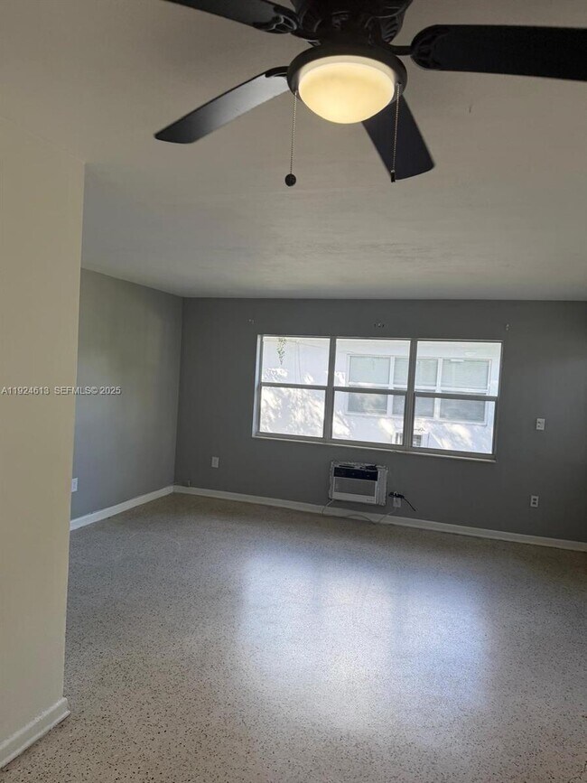 Primary Photo - 1940 NE 167th St