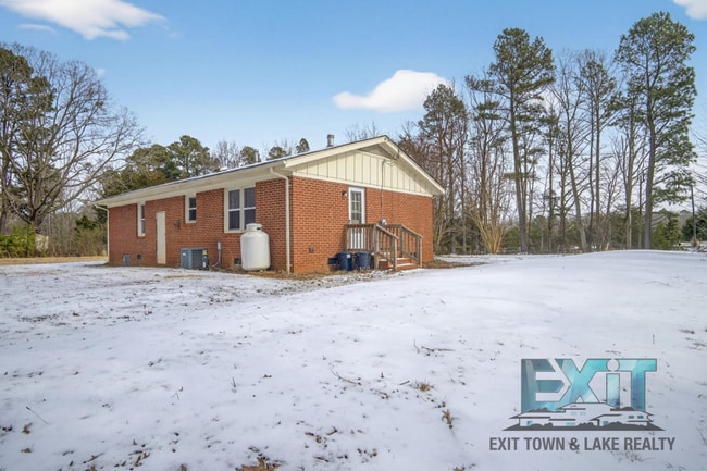 Building Photo - Cozy 3 Bed. 1 Bath Country Home