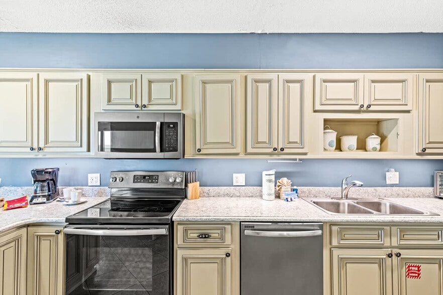 Building Photo - 8743 Thomas Dr