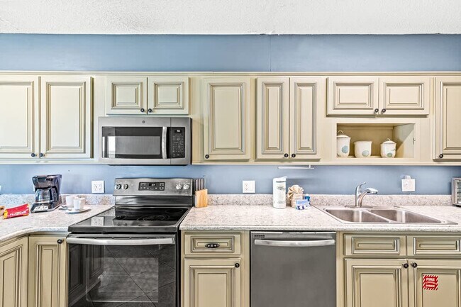 Building Photo - 8743 Thomas Dr