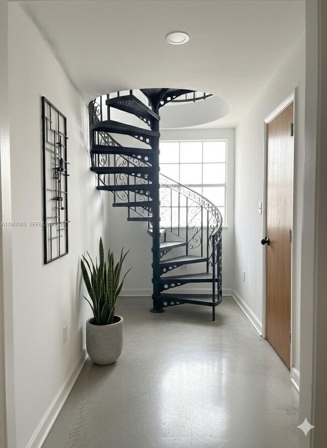 Building Photo - 992 E 18th St