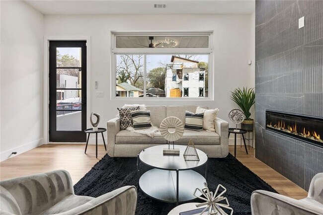 Building Photo - 582 Hope St SW