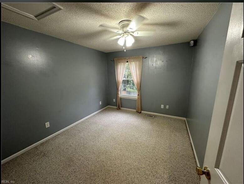 Building Photo - 3930 Roebling Ln